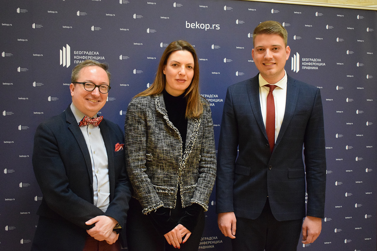 Sara Penđer, koordinator Under 40 sekcije Udruženja za arbitražno pravo i Stefan Jovanović, sekretar Beogradskog arbitražnog centra, zajedno sa profesorom Markom Jovanovićem